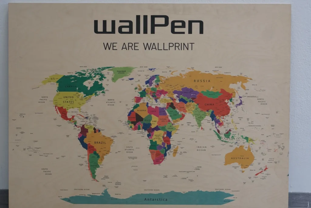 WallPen Weltkarte auf Holz gedruckt mit bunten Ländern und Ozeanen – We Are Wallprint Wanddekoration